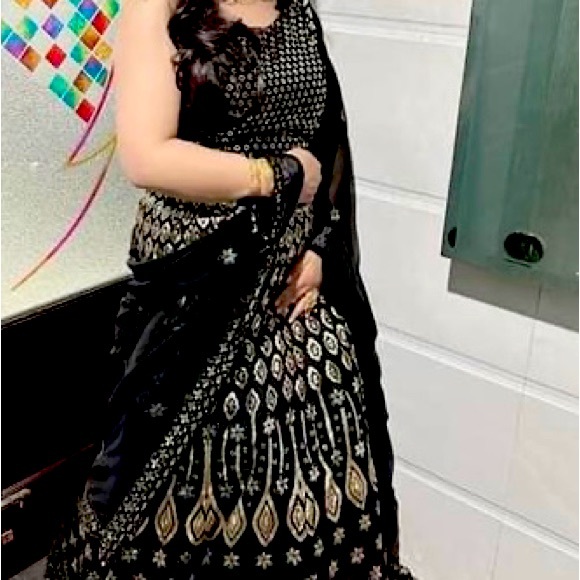 Lehenga Choli - Picture 1 of 7